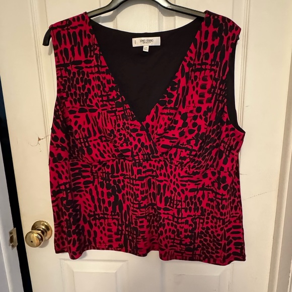 Jones Studio Tops - Jones studio by Dressbarn 24W red and black V-Neck sleeveless top. Classy